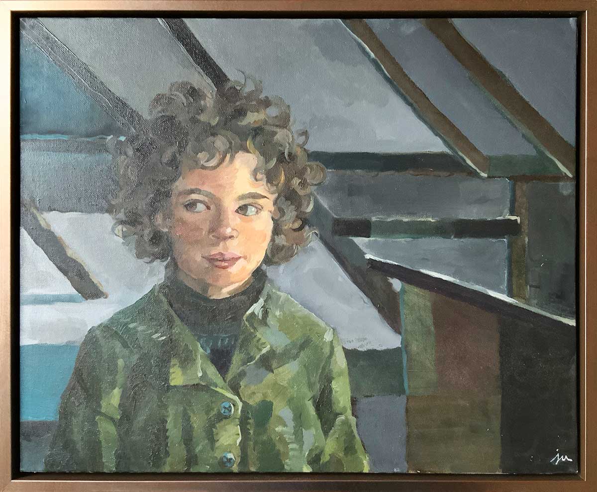 Portrait eines Mädchens auf einem Dachboden